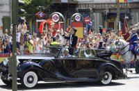 Rei.- Felip VI és victorejat als carrers de Madrid amb molta gent a les tanques i menys afluència a les voreres