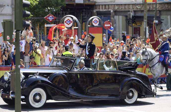 El rey Felipe VI y doña Letizia recorren las calles de Madrid.