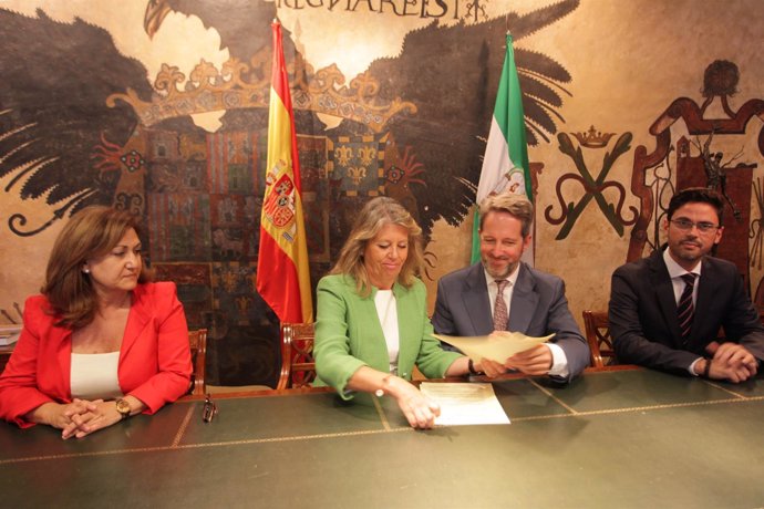La alcaldesa de Marbella y el director territorial de Cajamar, Carlos Sánchez