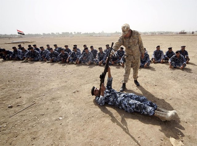 Voluntarios reciben entrenamiento del Ejército iraquí
