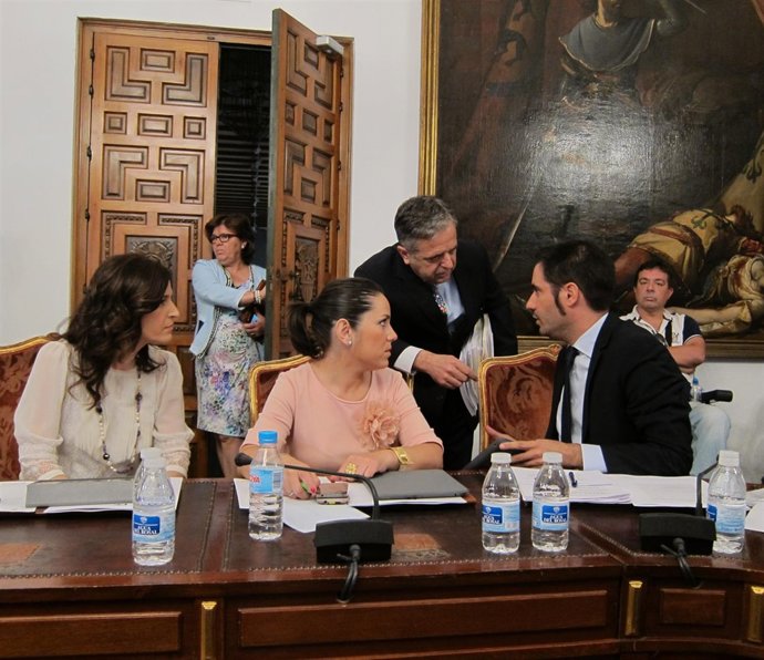 Un momento previo al Pleno de la Diputación en la bancada del PP