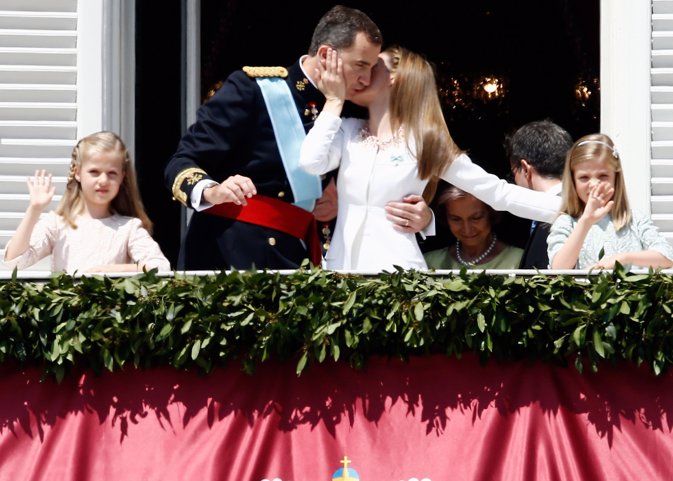 Reina Letizia madre y esposa de lo mas cariñosa proclamación  Queen Felipe VI