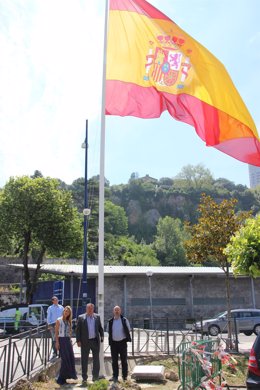Izado de bandera y salvas en honor de Felipe VI