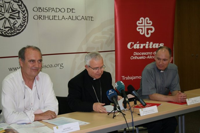 El  obispo Jesús Murgui con el director de Cáritas y el Delegado Episcopal