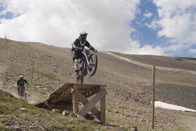 Ciclista en Sierra Nevada