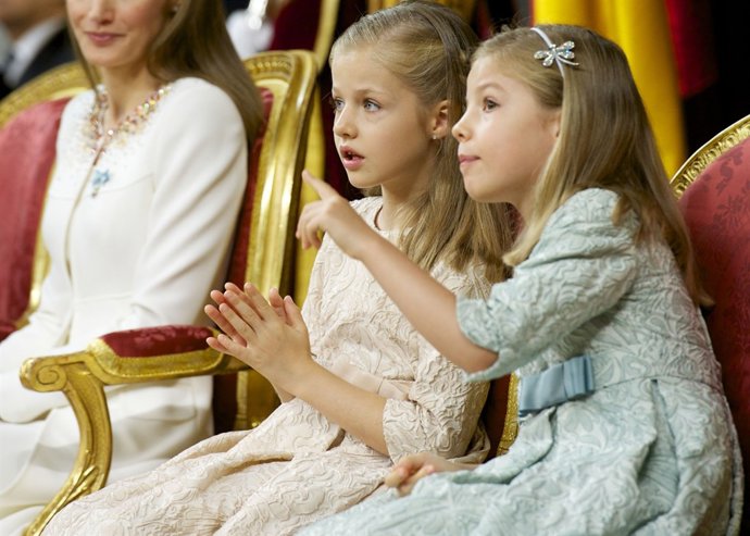 LEONOR Y SOFIA, PRINCESS PROTAGONISTAS REINAS DIA PROCLAMACION FELIPE VI