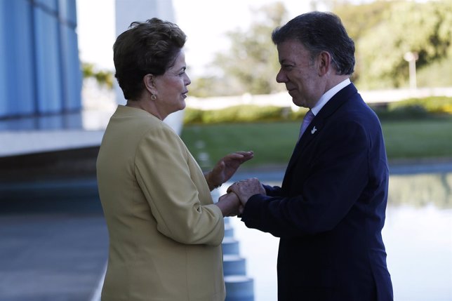 Brazil's President Dilma Rousseff greets Colombian re-elected President Juan Man