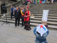 Decenas de personas proclaman la "república gallega" en Santiago