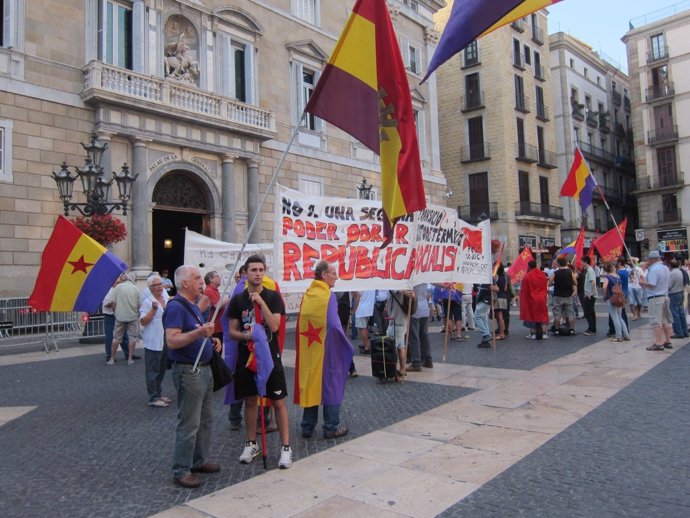 Republicanos concentrados en Barcelona el día de la proclamación de Felipe VI