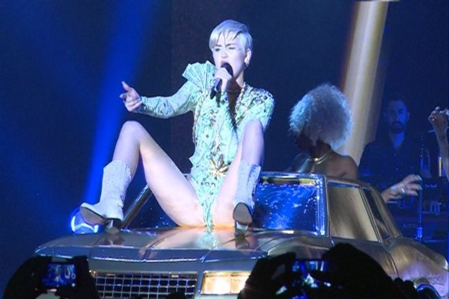 Miley Cyrus, provocativa en su concierto de Madrid