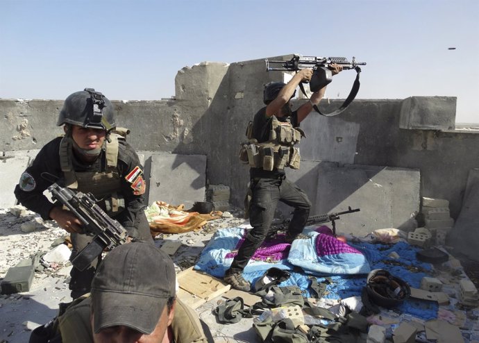 Miembros de las Fuerzas Especiales iraquíes toman posiciones frente al ISIS