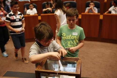 Niños votan en las Cortes de Castilla y León por los valores familiares