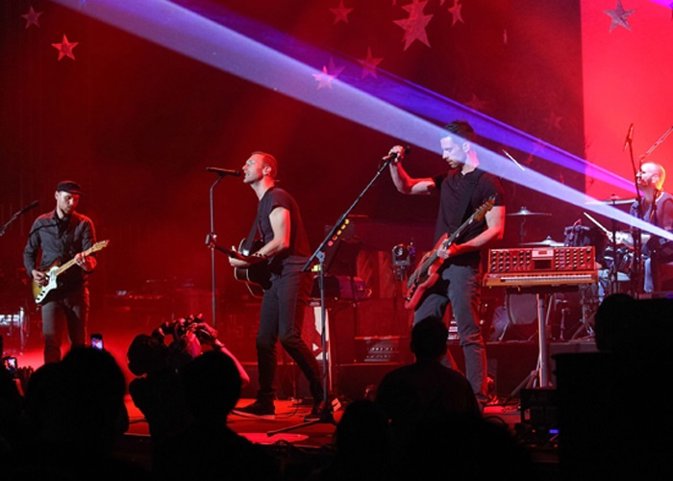 Coldplay presenta su nuevo videoclip grabado con miles de fans convocados por Tw