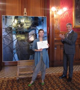 La artista María Enfedaque y Francisco Artajona en la entrega del premio