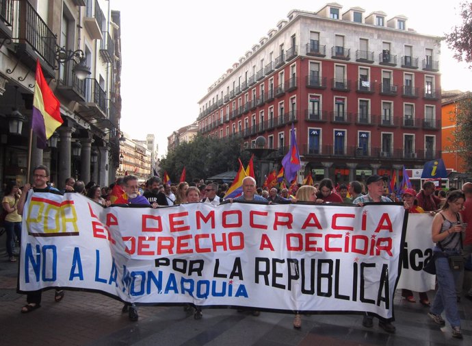 Pancarta de la manifestación a favor del derecho a decidir y la República