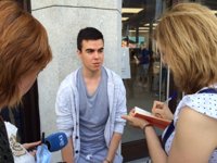 Este joven ha iniciado la cola de la Apple Store Puerta del Sol