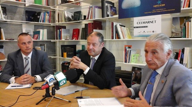 El rector de Vigo (centro) con empresarios