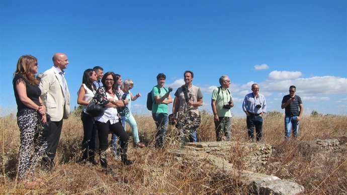 La delegada de Medio Ambiente en Huelva, Josefa González Bayo, y Jesús Velasco.