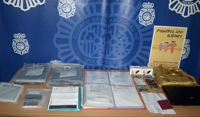 Material a tres detenidos por falsificar documentos para vender exclusivas   