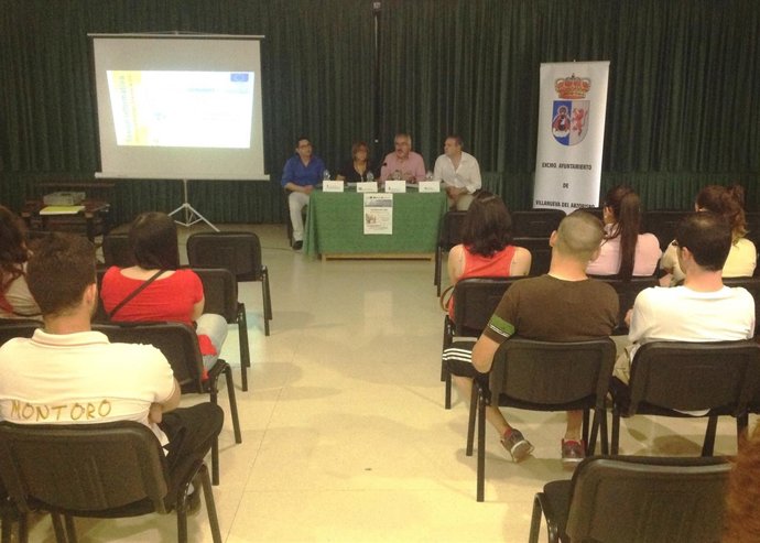 Gálvez presenta el 'Emple@Joven' en Villanueva del Arzobispo