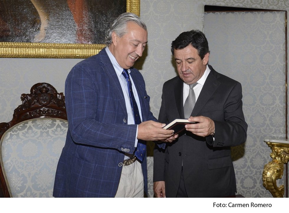 Firma del convenio entre Gómez-Pomar y Loaiza