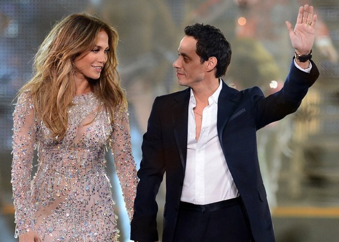 Jennifer Lopez (L) and singer Marc Anthony