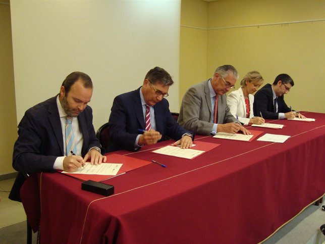 Firma del convenio para la campaña 'Montañas Seguras' 2014 