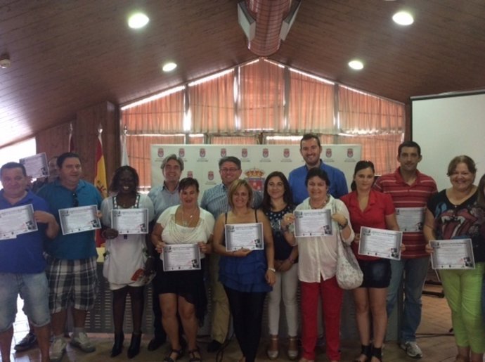 Imagen de la entrega de diplomas a los formados