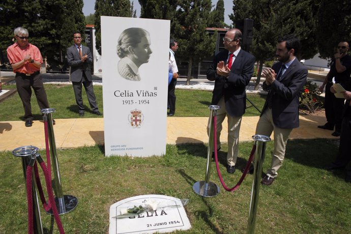 El alcalde inaugura el monolito en recuerdo a Celia Viñas en el cementerio 