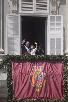 Los Reyes en el balcón del Palacio Real
