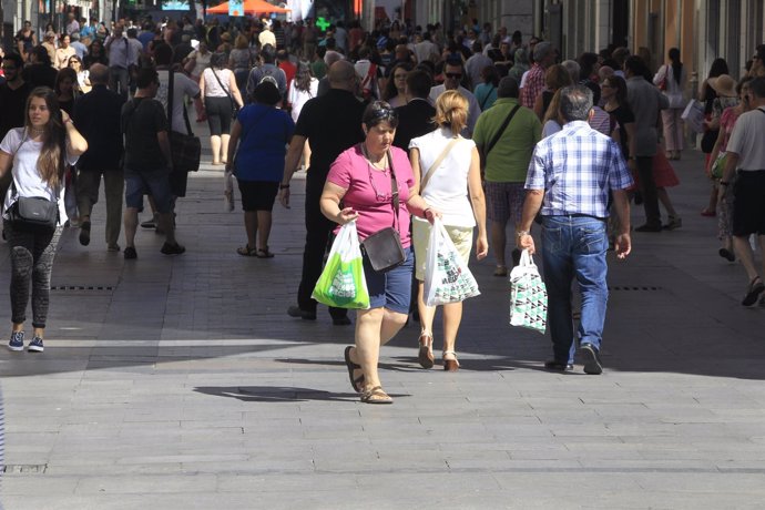 Gente comprando por el centro de Madrid