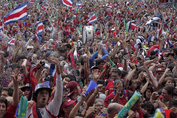 Aficionados de Costa Rica celebran el triunfo ante Italia