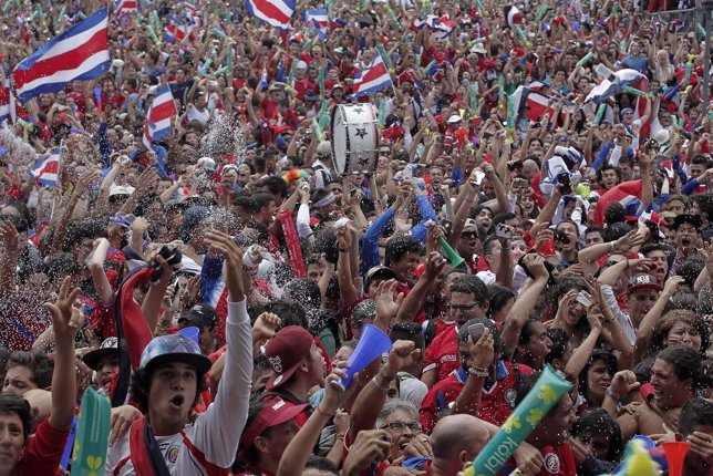 Aficionados de Costa Rica celebran el triunfo ante Italia
