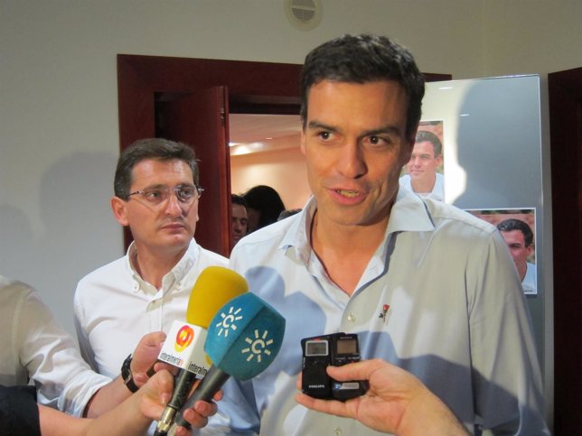 Pedro Sánchez junto a Sánchez Teruel, en Almería