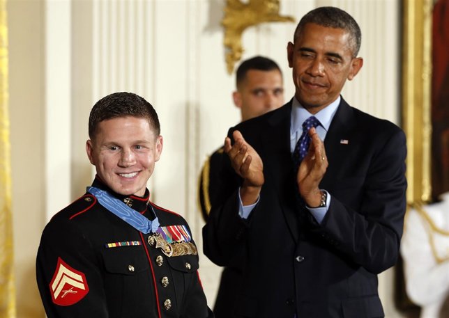 Obama aplaude al cabo 'Kyle' Carpenter tras imponerle la Medalla del Honor