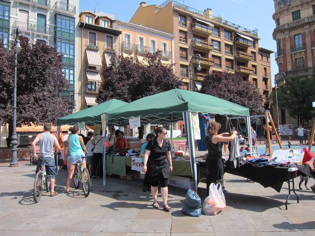 Mercado de trueque instalado en la plaza San Francisco de Pamplona