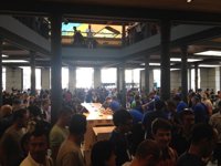 Así de llena estaba la Apple Store Puerta del Sol en su apertura