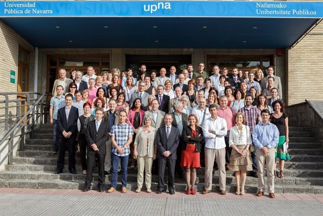 Representantes de las entidades presentes posan junto a miembros de la UPNA