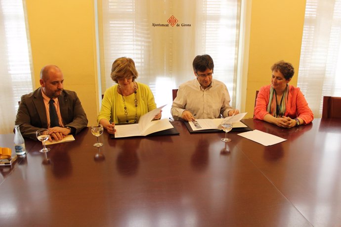 Firma del convneio entre la conselleria de Enseñanza y Girona