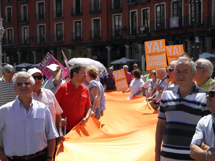 Concentración de afectados por Forum y Afinsa en la Plaza Mayor de Valladolid