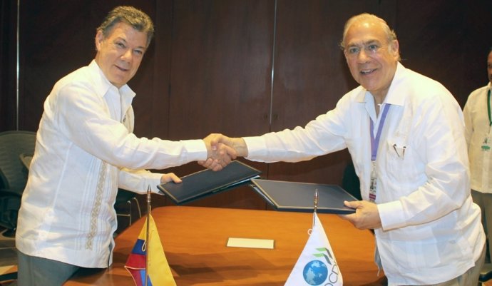 Santos firma acuerdo con OCDE