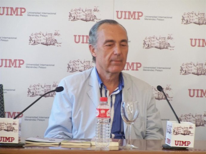 El Poeta Luis Alberto De Cuenca