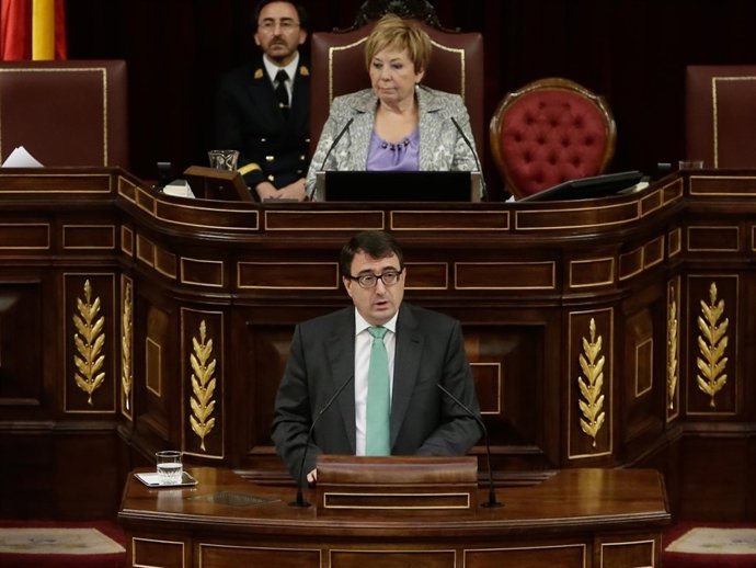 Aitor Esteban, portavoz del PNV, en la tribuna del hemiciclo