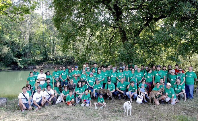 Voluntarios en la actividad de construcción de la isla flotante en Camargo