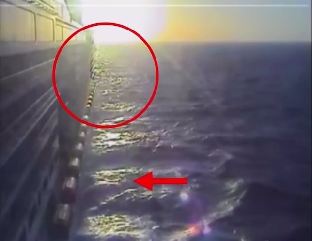 Un hincha mexicano se tira de un crucero en Brasil