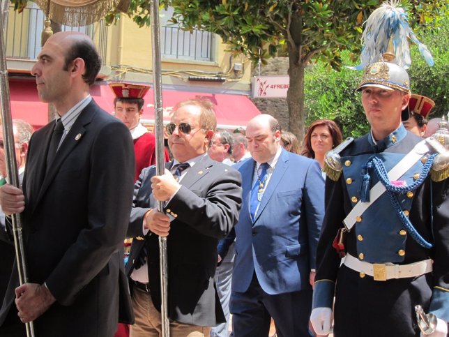 El alcalde durante la procesión del Corpus.