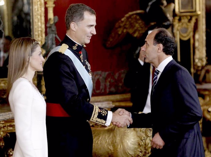  Los Reyes Felipe VI Y Letizia Saludan Al Presidente De Cantabria