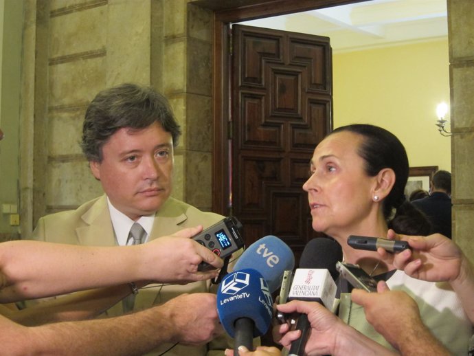 Santamaría y De la Oliva atendiendo a los medios tras la reunión