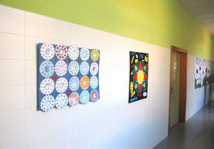 Pasillo decorado con actividades de los escolares en un colegio