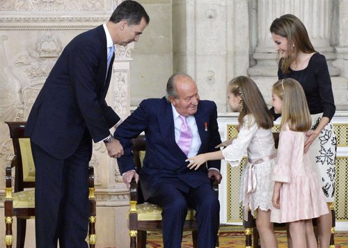 El Rey Juan Carlos de lo más emotivo con sus nietas el día de su abdicación